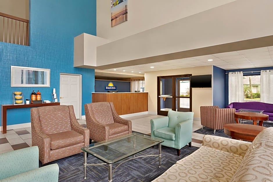 Days Inn & Suites by Wyndham Savannah Midtown