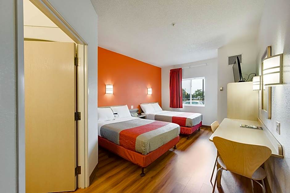 Motel 6-Brampton, ON - Toronto