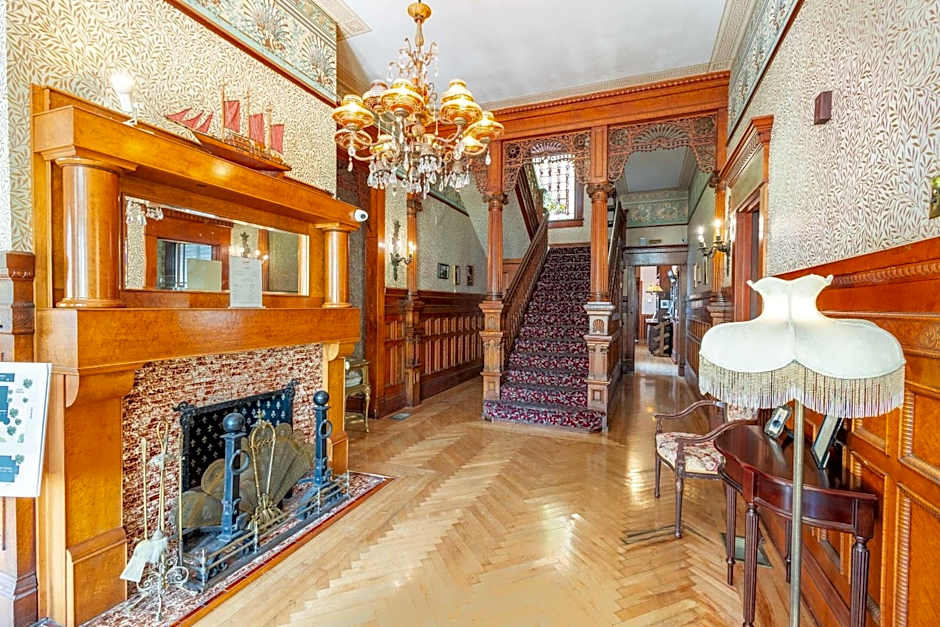 Deluxe Queen at the Curry Mansion - Parking & Heated Pool!