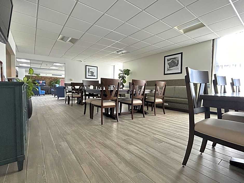 Clarion Inn & Suites Grand Rapids Airport