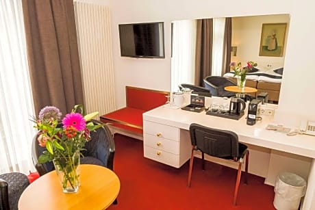 Junior Suite with Two Single Beds - Non-Smoking