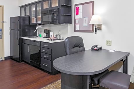 1 Queen Studio Suite Communications Accessible