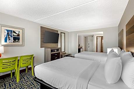 Oceanfront Queen Room with Two Queen Beds and Balcony - Non-Smoking