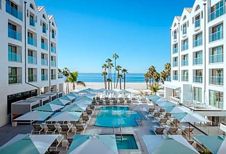 The 720 King Room with Pool View
