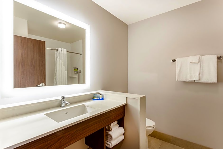 Holiday Inn Express & Suites - Springfield North, an IHG Hotel