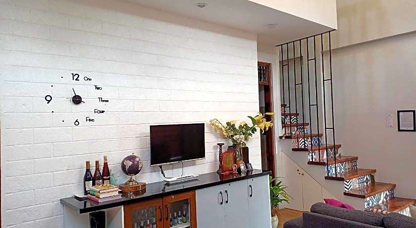 Pompeo and Luming's Inn