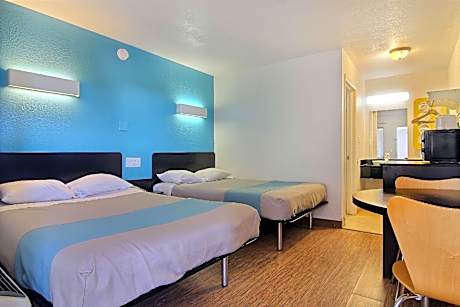 1 Queen Bed | Mob Acc RI Shwr Nsmk Micfridg