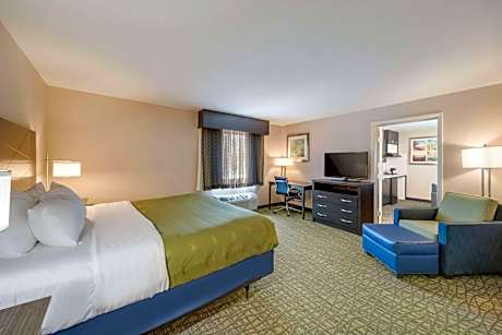 Accessible King Suite with Sofabed - Non Smoking