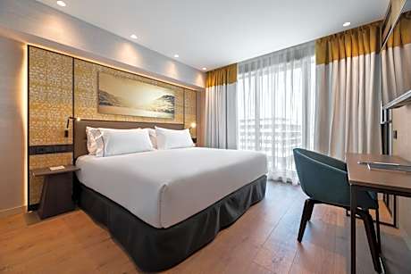 Deluxe Double Room with Balcony and  Aliados View