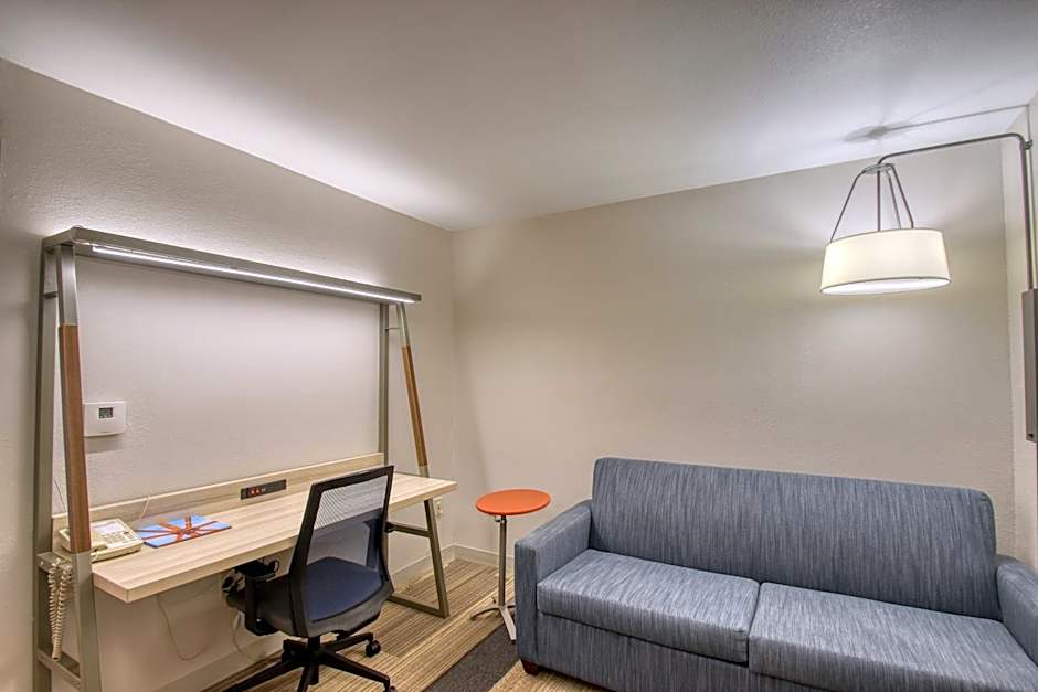 Holiday Inn Express Hotel & Suites Milwaukee Airport By IHG