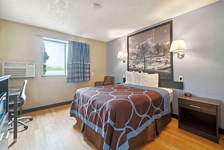 Super 8 by Wyndham Kenosha/Pleasant Prairie