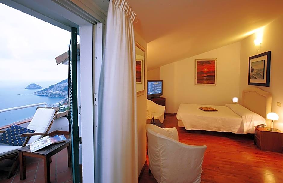 Photo 1 of 14 of Junior Suite, Sea View