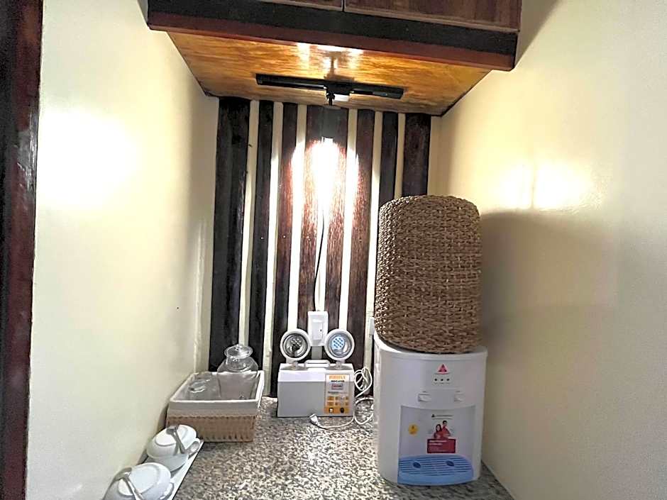 Cozy Bungalow Isa with AC and Generator in General Luna