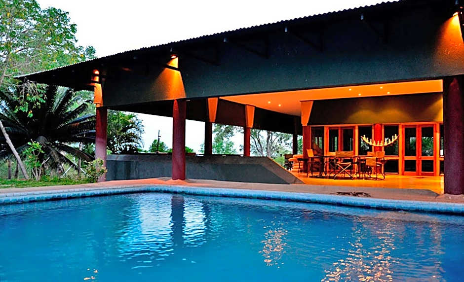 Tingala Lodge - Bed in the Bush