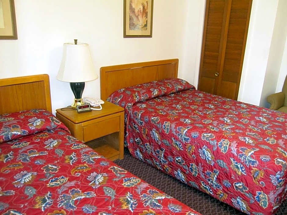 Pinecrest Motel