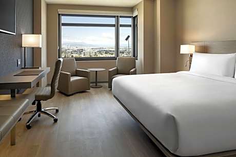 King Room with Roll-in Shower - Mobility and Hearing Accessible