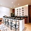 Luxe Jungle Apt 10min To Beach Hot Tub King
