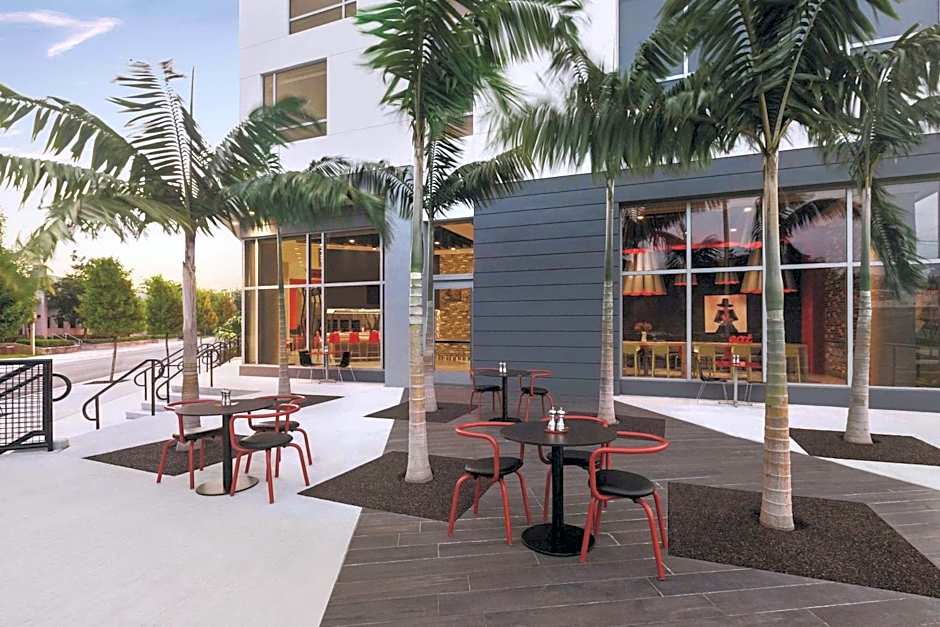 Radisson RED Miami Airport