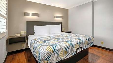 1 King Bed | Mobil Acc RI Shwr Nsmk Kitchen