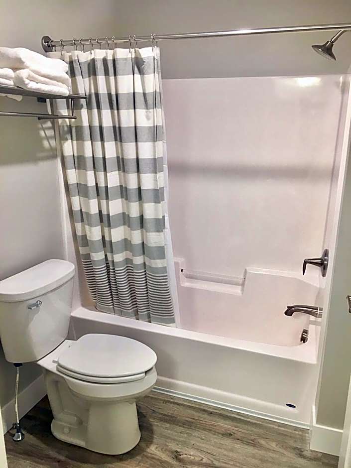 Empire Lakeshore Inn