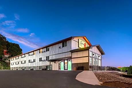 Super 8 by Wyndham Winona MN