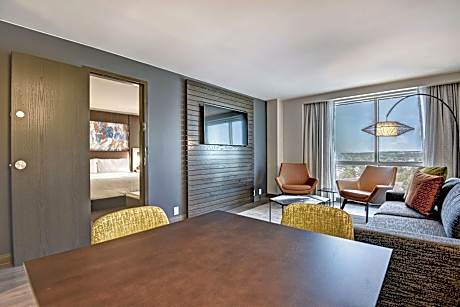 M Club Lounge Access, Junior Suite, 1 King, Private Sofa Beds: 2