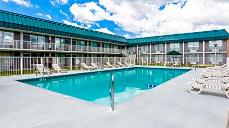Red Roof Inn & Suites Dekalb