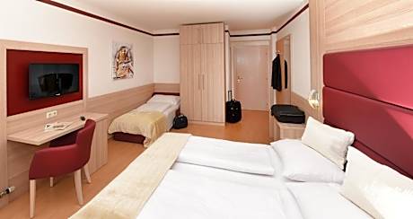 Family Room (2 Adults + 1 Child)