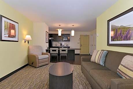 Queen Studio Suite - Hearing Accessible