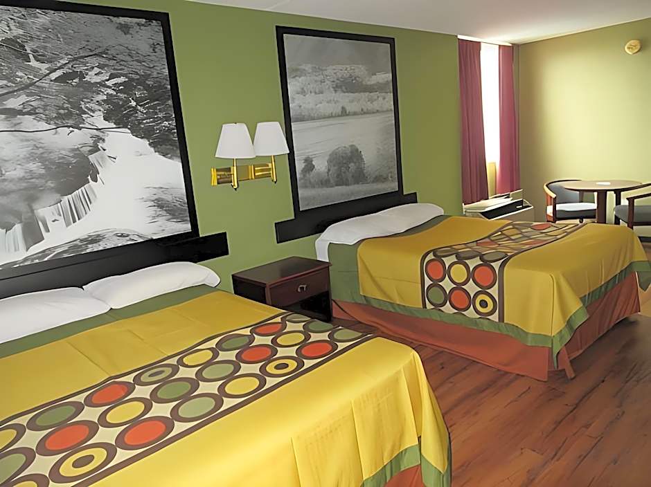 Super 8 by Wyndham Kingsport /I-81