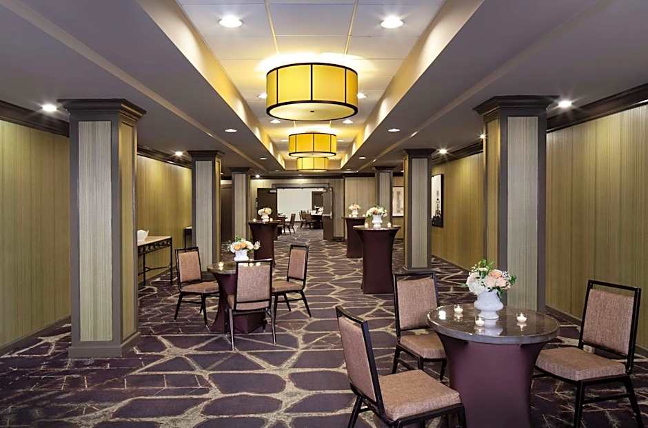 Embassy Suites by Hilton Philadelphia Airport