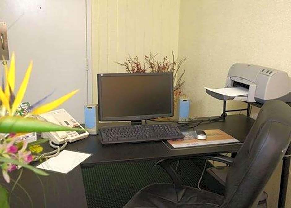 Quality Inn & Suites Gulf Breeze Bayside near Pensacola Beach