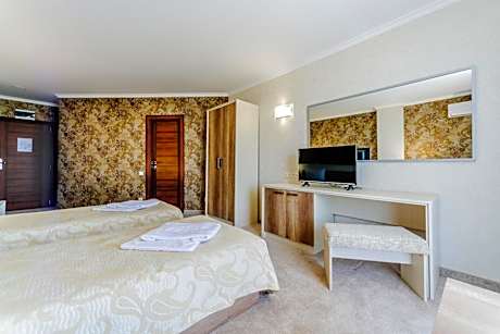 Twin Room with Balcony and Bathtub (2 adults + 1 child)