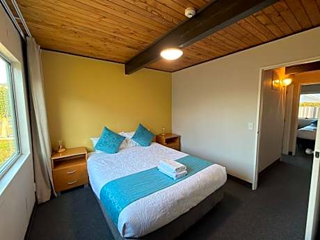 Two-Bedroom Apartment with Mountain View