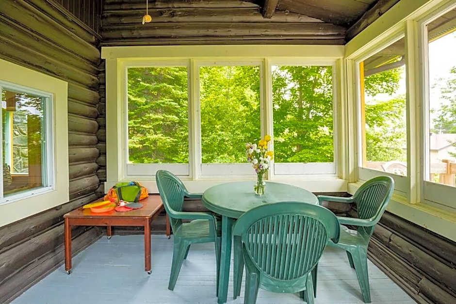 Chalet du Village - Rustic charm, lake - beach access