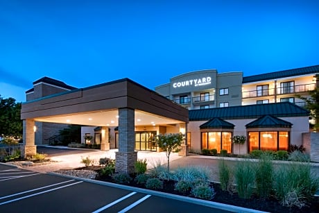 Courtyard Cleveland Beachwood