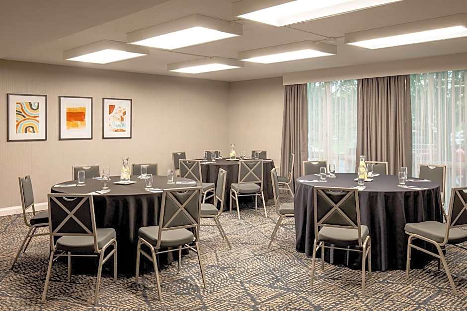 DoubleTree by Hilton Chicago - North Shore Conference Center