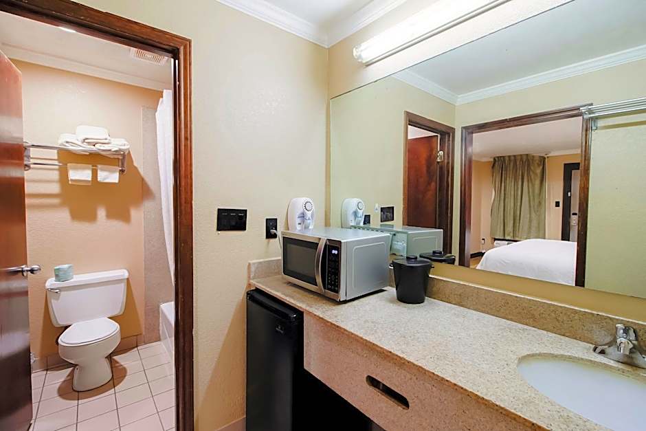 OYO Pinewood Inn & Suites Silsbee