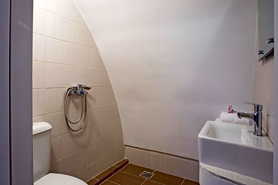 Birds Villa Apartments with Heated Pool - Including Car and Breakfast