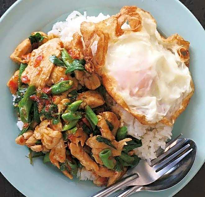 DAYA Beach, Lipe local