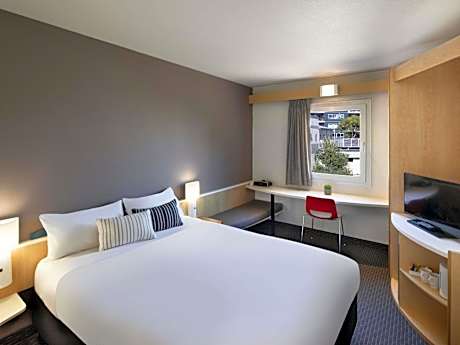 Standard Room 1 King Bed