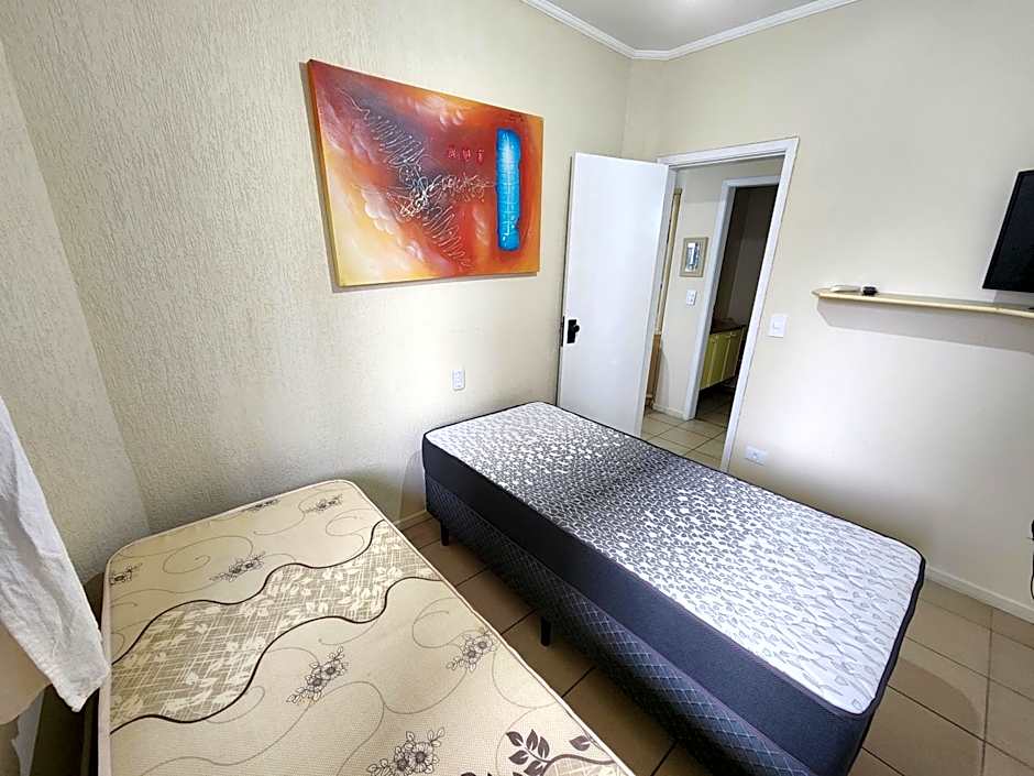 Lindo Flat Capitania Varam , WI FI , 2 aparelhos de ar condicionado , serviço de praia , enorme sacada com vista ao mar e telas de proteção para as crianças , 3 piscinas