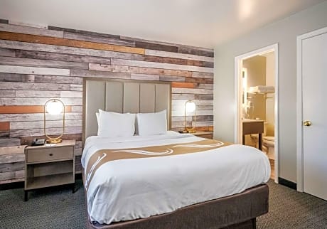 Standard Queen Room