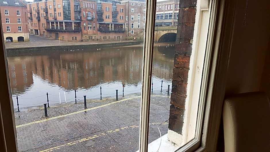 Lil's On The Waterfront