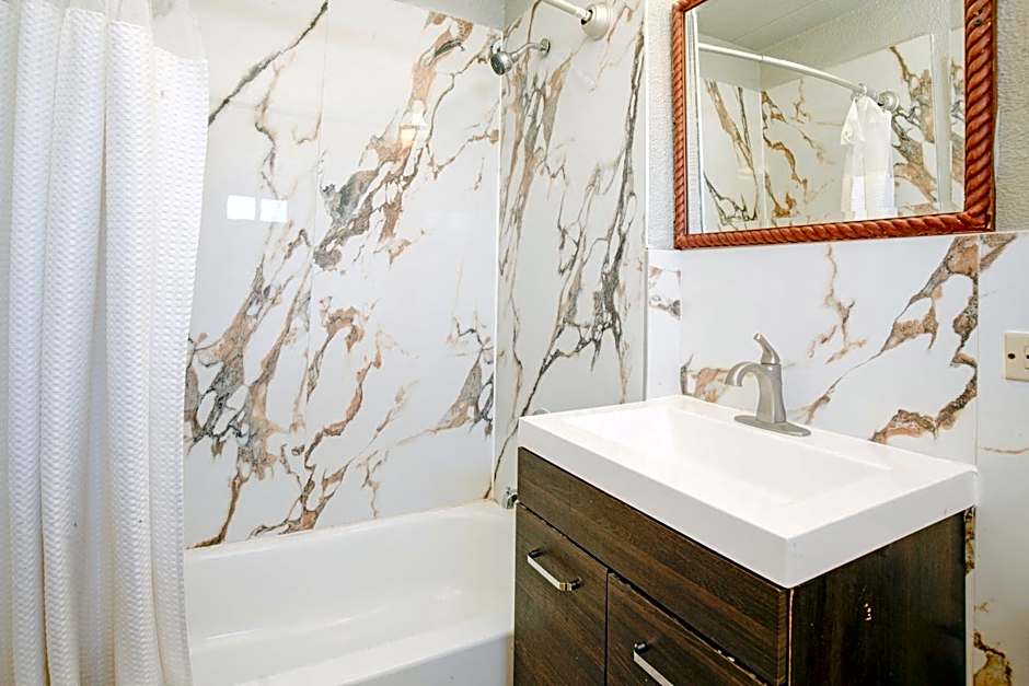 Hotel O Miami Inn & Suites Chicago Midway Airport