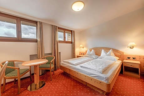 Family Room (2 Adults + 2 Children)