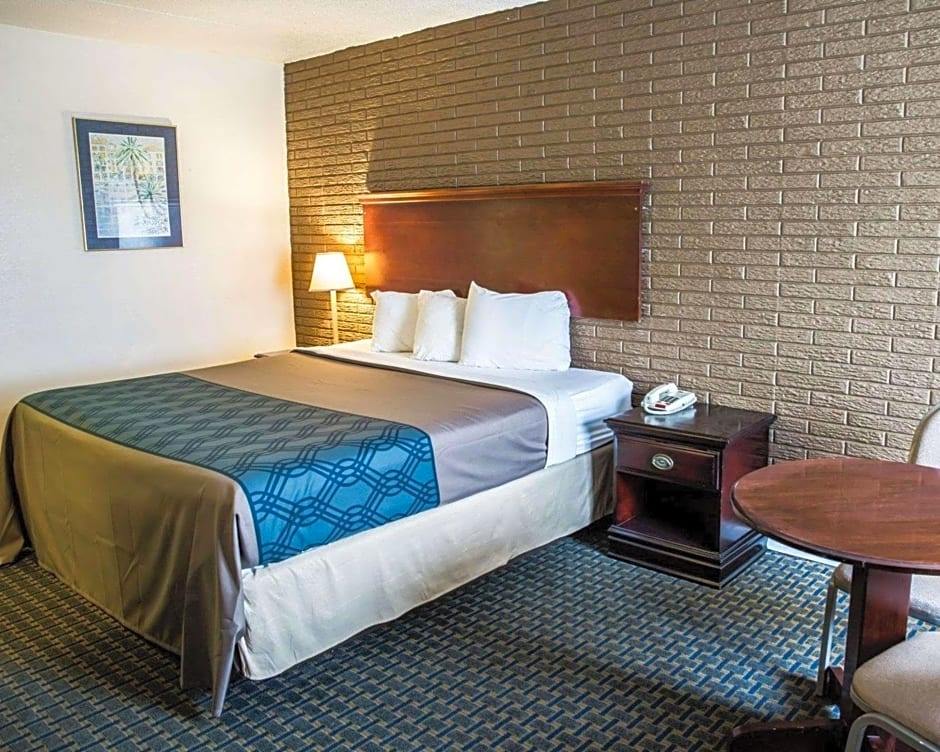 Rodeway Inn & Suites Wilmington North
