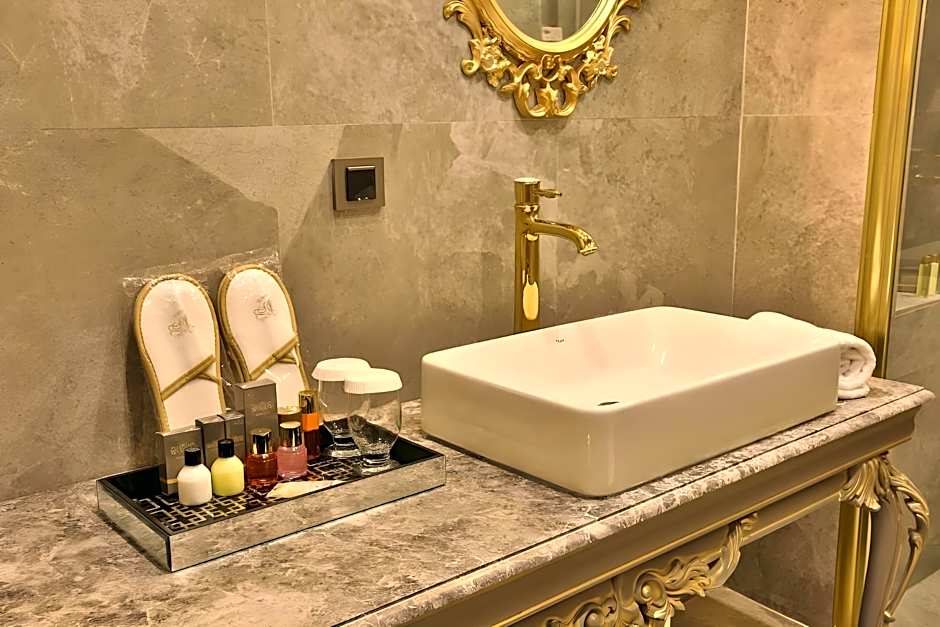 Real King Suite Hotel