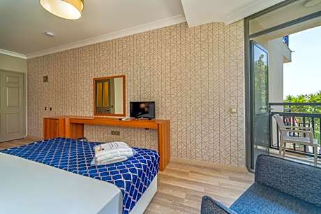 Standard Double Room - Partial Sea View