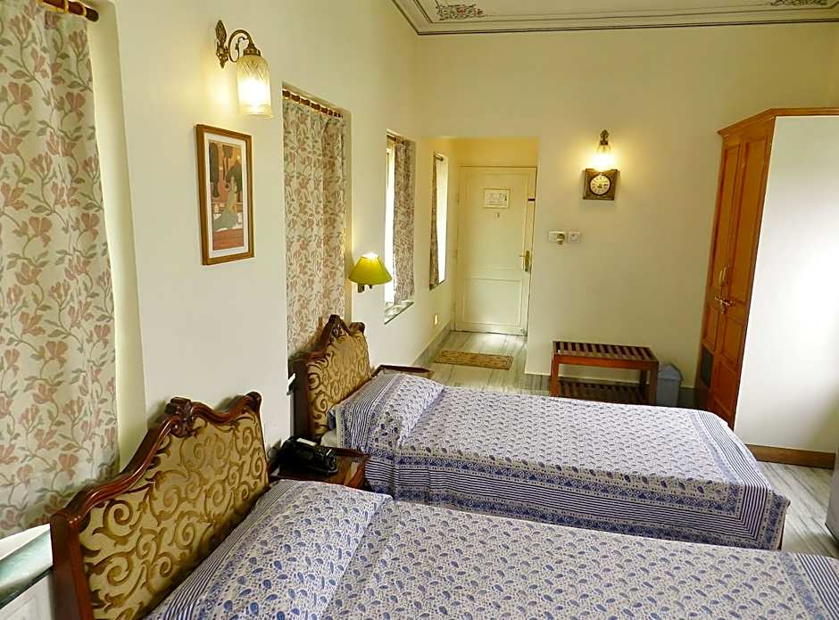 Hotel Arya Niwas